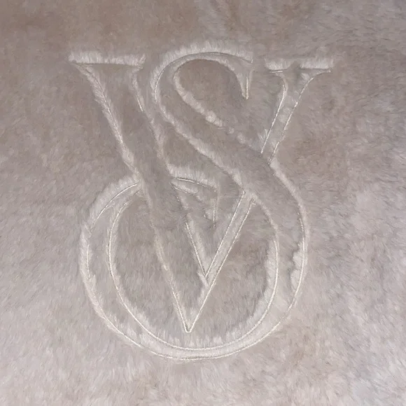 NWT Victoria’s Secret White Faux Fur Tote Bag. - Picture 3 of 9